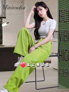 绿色裤子搭配什么颜色好看_绿色裤子配什么上衣？颜色搭配全攻略