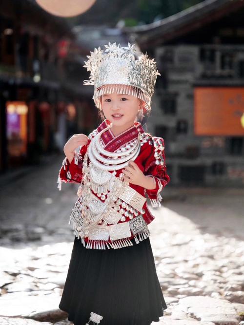 小女生六一穿民族服装梳什么头_六一民族风,小仙女发型巧搭配! 小女生六一穿民族服装梳什么头_六一民族风,小仙女发型巧搭配!