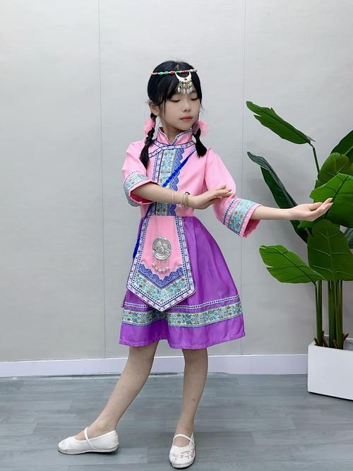 小女生六一穿民族服装梳什么头_六一民族风,小仙女发型巧搭配! 小女生六一穿民族服装梳什么头_六一民族风,小仙女发型巧搭配!