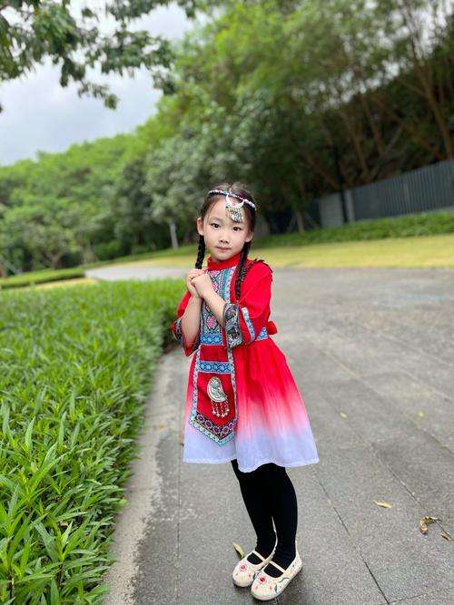 小女生六一穿民族服装梳什么头_六一民族风,小仙女发型巧搭配! 小女生六一穿民族服装梳什么头_六一民族风,小仙女发型巧搭配!