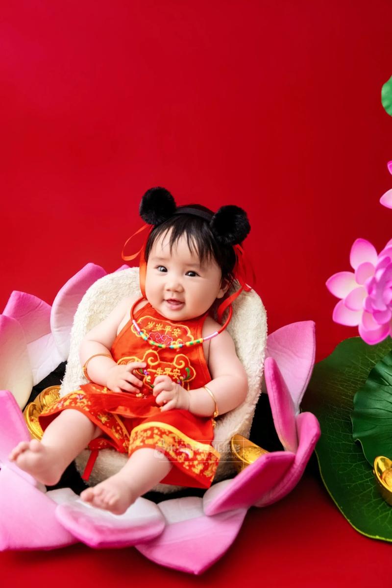 婴儿穿了衣服还用穿肚兜吗_肚兜还是婴儿服？看天气和习惯选择