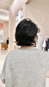 外翻卷烫发_打造柔美时尚外翻卷烫发，肩膀长度最佳，烫后保养秘诀分享