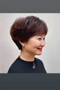 五十岁好打理短烫发_微外翘短发，显脸小优雅，茶色系显气色，适合细软发质