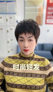 女人烫短发发型图片_蓬松纹理烫显脸小，打造知性气质，多种风格可选